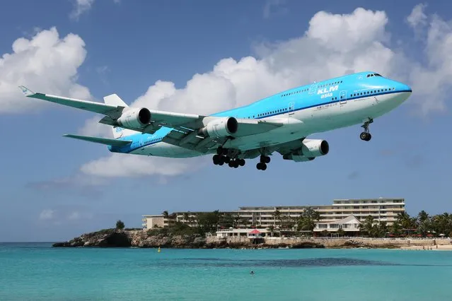 A KLM Royal Dutch Airlines Boeing 747-400 with the registration PH-BFY approaching St. Martin airport on February 9, 2014. (Photo by Markus Mainka/Alamy Stock Photo)