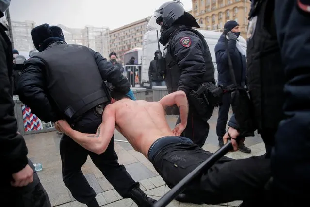 Law enforcement officers detain a man during a rally in support of jailed Russian opposition leader Alexei Navalny in Moscow, Russia on January 23, 2021. (Photo by Maxim Shemetov/Reuters)