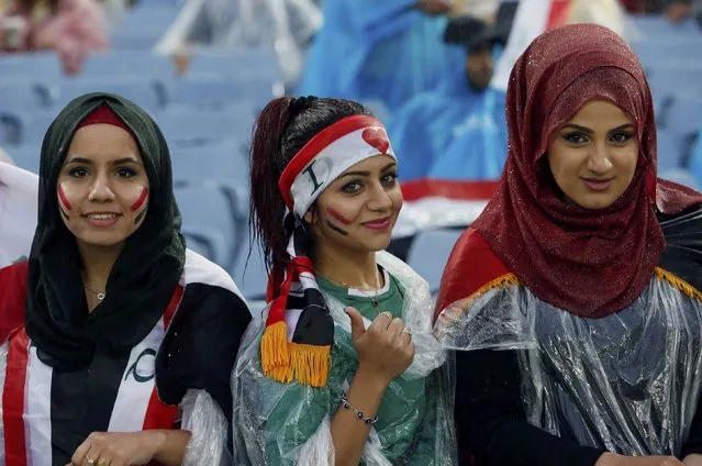 Iraq's fans wait in the rain for the start of their Asian Cup semi-final soccer match against South Korea at the Stadium Australia in Sydney January 26, 2015. (Photo by Edgar Su/Reuters)