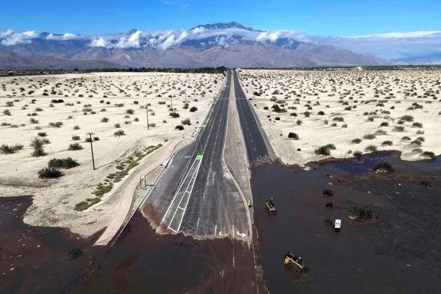 An aerial image shows no traffic on Ramon Road due to flooding and mud crossing the highway following heavy rains from Tropical Storm Hilary, in Rancho Mirage, California, on August 21, 2023. Tropical Storm Hilary drenched Southern California with record rainfall, shutting down schools, roads and businesses before edging in on Nevada on August 21, 2023. California Governor Gavin Newsom had declared a state of emergency over much of the typically dry area, where flash flood warnings remained in effect until this morning. (Photo by David Swanson/AFP Photo)