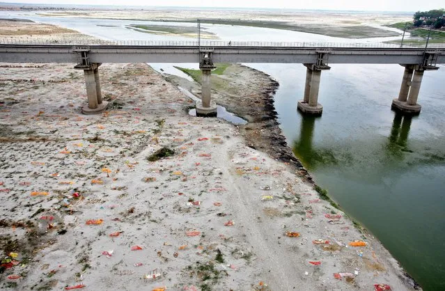 A view shows shallow sand graves of people, some of which are suspected to have died from the coronavirus disease (COVID-19), on the banks of the river Ganges in Phaphamau on the outskirts of Prayagraj, India, May 21, 2021. (Photo by Ritesh Shukla/Reuters)