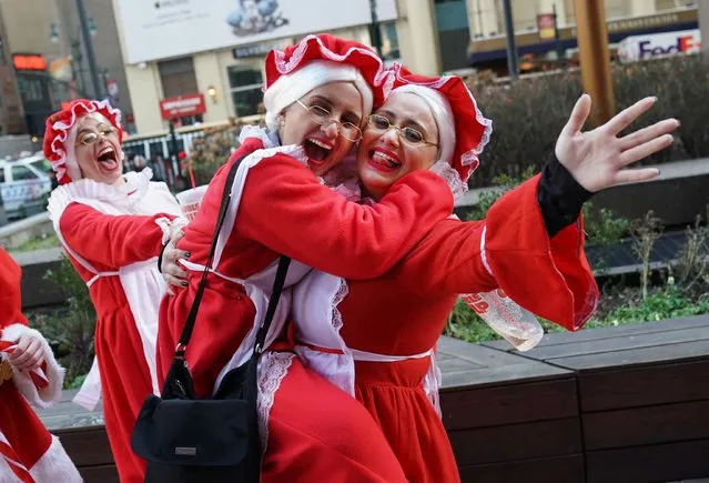 Revelers dressed as Santa Claus or in festive costumes  arrive for the start of SantaCon 2018 in New York  City December 8, 2018. SantaCon is an annual event where people dress as Santa Claus or other Christmas characters parade in several cities around the world. (Photo by Timothy A. Clary/AFP Photo)