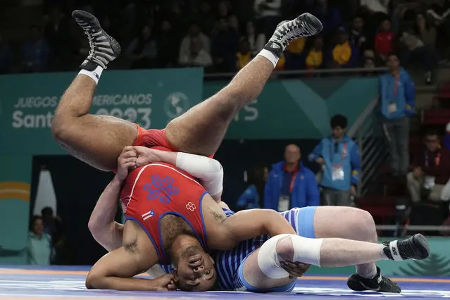 Argentina's Catriel Muriel, right, fights Cuba's Donovan Smith in the men's 125kg wrestling freestyle bronze medal match at the Pan American Games Santiago, Chile, Wednesday, November 1, 2023. (Photo by Matias Delacroix/AP Photo)