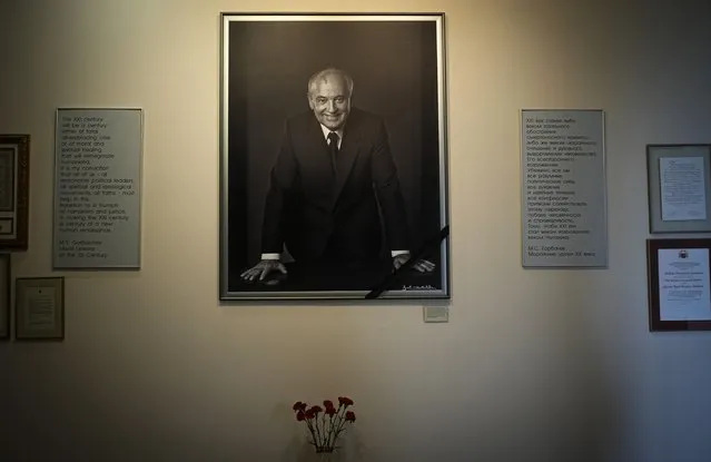 A portrait of the former Soviet President Mikhail Gorbachev and flowers are placed at his foundation's headquarters, a day after his passing, in Moscow, Russia, Wednesday, August 31, 2022. The passing of Mikhail Gorbachev, the last leader of the Soviet Union and for many the man who restored democracy to then-communist-ruled European nations, was mourned Wednesday as the loss of a rare leader who changed the world and for a time gave hope for peace among the superpowers. (Photo by Alexander Zemlianichenko/AP Photo)