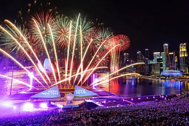 Fireworks light up the sky as Singapore ushers in the New Year at Marina Bay on January 1, 2019 in Singapore. (Photo by Suhaimi Abdullah/Getty Images)