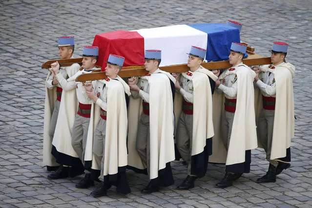 French Foreign Legionnaires carry the coffin of French politician Yves Guena during an official funeral ceremony at the Hotel des Invalides in Paris, France, March 8, 2016. (Photo by Charles Platiau/Reuters)