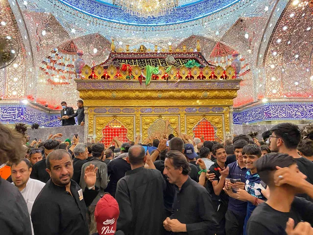 Shiite Muslim worshippers gather inside the holy shrine of Imam Abbas during the Arbaeen Shiite festival in Karbala, Iraq, Tuesday, September 28, 2021. The holiday marks the end of the forty-day mourning period after the anniversary of the martyrdom of Imam Hussein, the Prophet Muhammad's grandson in the 7th century. (Photo by Hadi Mizban/AP Photo)