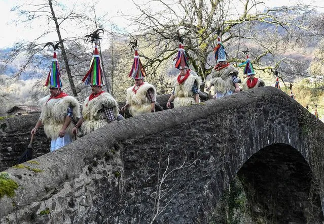 “Joaldunak” (bellringers in Basque language) march with big cowbells hanging on their backs during the traditional carnival of Ituren, in the northern Spanish province of Navarre on January 30, 2023. Locals from the neighboring villages of Ituren and Zubieta dress up and participate in a variety of activities as they perform a pilgrimage through both villages in this annual three-day festival, revolving mainly around agriculture and sheep hearding, that runs on the last Sunday, Monday and Tuesday of January. (Photo by Ander Gillenea/AFP Photo)