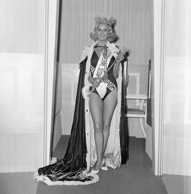 Miss World Competition, Lyceum Ballroom, London, Friday 19th November 1965. Miss United Kingdom – Lesley Langley – is crowned Miss World. (Photo by Monte Fresco/Mirrorpix/Getty Images)