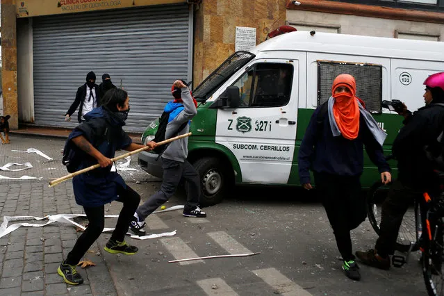 Student protesters clash with the police during a demonstration to demand changes in the education system in Santiago, Chile, May 5, 2016. (Photo by Ivan Alvarado/Reuters)