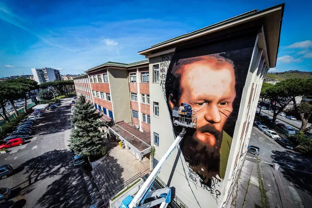 A large mural with the face of Russian author Fyodor Dostoevsky adorns a wall of a building in Naples, Italy, 16 March 2022. The artwork was created by the Italian street artist Jorit Agoch to say no to any kind of censorship in response to the suspension of the lessons of Italian writer Paolo Nori on Dostoevsky at the Bicocca University in Milan following Russia's military invasion of Ukraine. (Photo by Cesare Abbate/EPA/EFE)