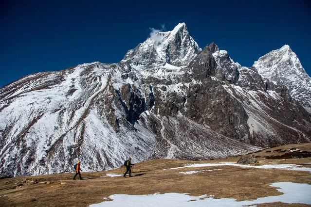 James Sissom and Ashley Schmieder exchange vows on Everest. (Photo by Charleton Churchill/Caters News Agency)