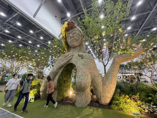 Visitors look at works by florists and gardeners at the 13th Daegu Flower Show held at EXCO in Daegu, around 230 kilometers south of Seoul, South Korea, 04 June 2022. (Photo by Yonhap/EPA/EFE)