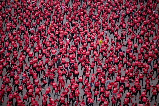 People attend a massive boxing class trying to set a new Guinness World Record for people taking a class at the same time for 30 minutes at the Zocalo square, in Mexico City, Mexico on June 18, 2022. (Photo by Quetzalli Nicte-Ha/Reuters)