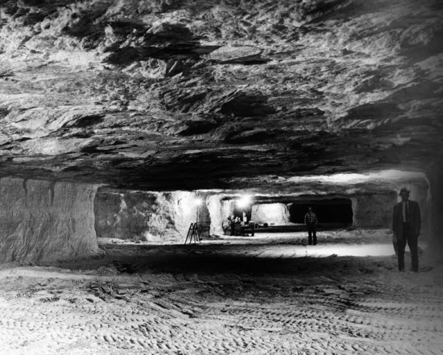 View of a huge cavern carved 650 feet underground near Hutchinson, Kansas, September 19, 1961, by salt mining. The area includes 125 rooms, each 50 by 300 feet, separated by 10-foot walls of solid salt. The area is being leased for record storage and emergency space as a nuclear bomb shelter. (Photo by AP Photo)