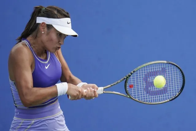 Emma Raducanu, of Britain, returns during a match against Camila Osorio, of Colombia, at the Citi Open tennis tournament in Washington, Thursday, August 4, 2022. (Photo by Carolyn Kaster/AP Photo)