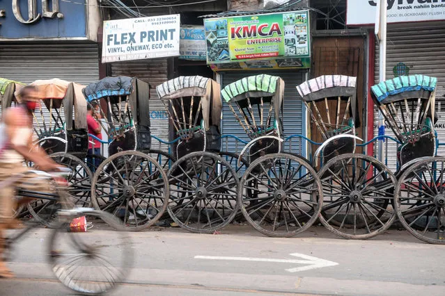 Rickshaws are parked on a roadside during the first day of a 21-day government-imposed nationwide lockdown as a preventive measure against the COVID-19 coronavirus, in Kolkata on March 25, 2020. (Photo by Dibyangshu Sarkar/AFP Photo)