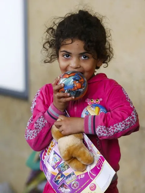 A migrant girl stands with her teddy bear at a railway station in Vienna, Austria September 5, 2015. (Photo by Dominic Ebenbichler/Reuters)