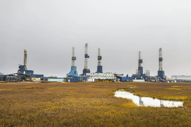 Oil rigs sit in the Prudhoe Bay Oil Fields off the Dalton Highway in Deadhorse, Alaska, USA, 04 September 2017. Low oil prices have idled many of the North Slope's rigs. (Photo by Jim Lo Scalzo/EPA)