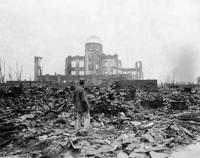 An allied correspondent stands in a sea of rubble before the shell of a building that once was a movie theater in Hiroshima September 8, 1945, a month after the first atomic bomb ever used in warfare was dropped by the U.S. to hasten Japan's surrender. (Photo by Stanley Troutman/AP Photo)