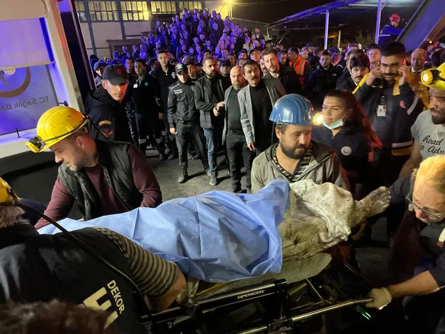 Miners carry the body of a victim in Amasra, in the Black Sea coastal province of Bartin, Turkey, Friday, October 14, 2022. An official says an explosion inside a coal mine in northern Turkey has trapped dozens of miners. At least 14 have come out alive. The cause of Friday's blast in the town of Amasra in the Black Sea coastal province of Bartin was not immediately known. (Photo by Nilay Meryem Comlek/Depo Photos via AP Photo)