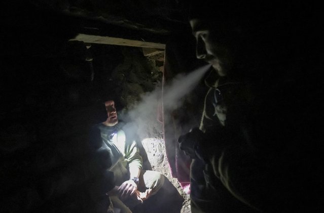 Servicemen of the 49th Separate Assault Battalion Carpathian Sich of the Armed Forces of Ukraine rest at their position at a front line, amid Russia's attack on Ukraine, near the town of Toretsk, Donetsk region, Ukraine on April 5, 2025. (Photo by Anatolii Stepanov/Reuters)