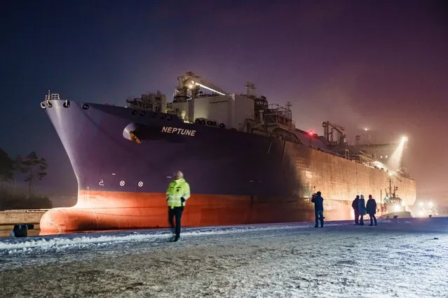 The FSRU Ship ‘Neptune’ arrives at the Industrial port Lubmin in Lubmin, Germany, 16 December 2022. The Floating Storage Regasification Unit (FSRU)  ‘Neptune’ will be part of the only privately financed LNG terminal, developed by Lubmin-based Deutsche ReGas company. (Photo by Clemens Bilan/EPA/EFE)