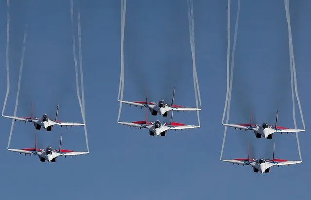 Mikoyan Mig-29 jet fighters of the Strizhi (Swifts) aerobatic team perform during International military-technical forum “Army-2020” at Kubinka airbase in Moscow Region on August 25, 2020. (Photo by Maxim Shemetov/Reuters)