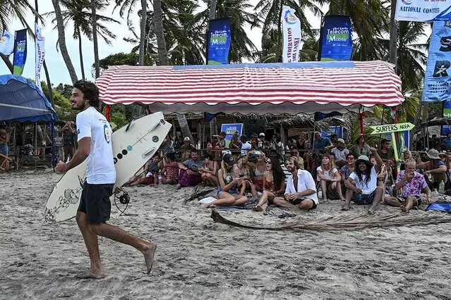 Spectators watch a surfing competition organised to revive local tourism with national and international participants present on the island at Arugam Bay in the east of Sri Lanka on September 27, 2020. (Photo by Ishara S. Kodikara/AFP Photo)