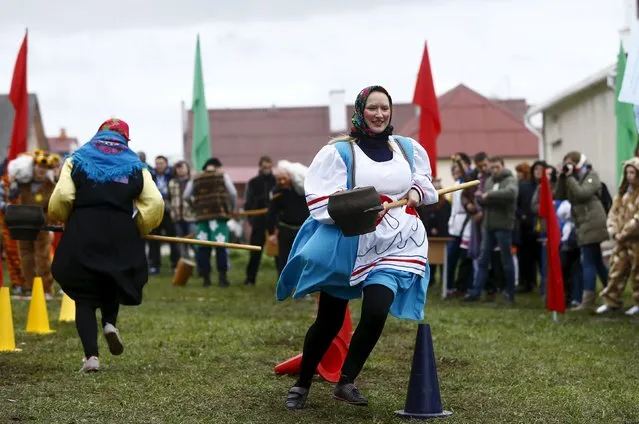 People play during the regional harvest festival in the town of Dyatlovo, Belarus, November 13, 2015. (Photo by Vasily Fedosenko/Reuters)