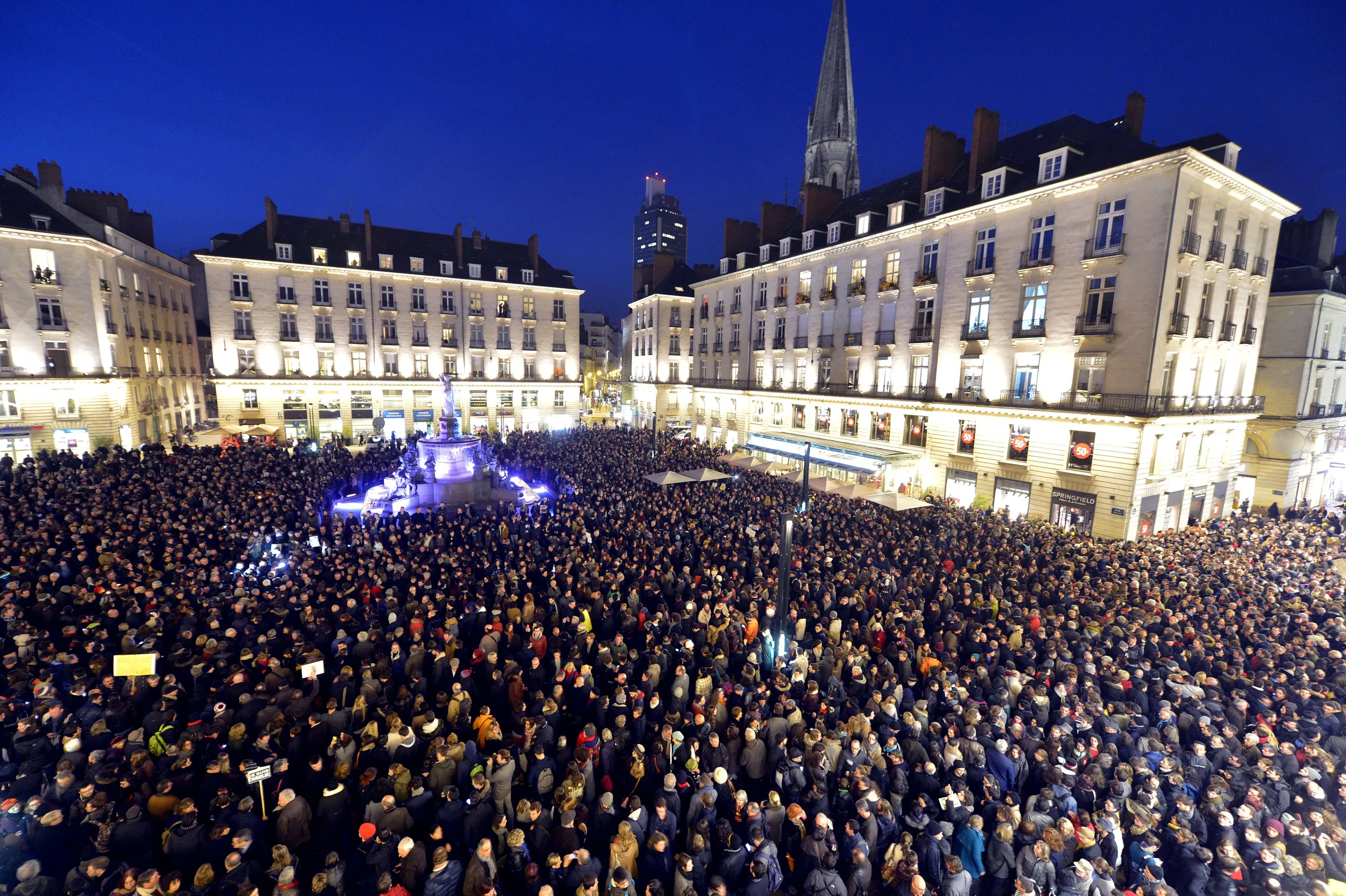 Численность населения франции 2024. Население Парижа. Франция много людей. Париж толпа народа. Население Франции.