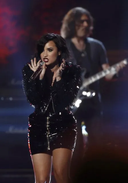 Demi Lovato performs "You Oughta Know" with Alanis Morissette (not pictured) during the 2015 American Music Awards in Los Angeles, California November 22, 2015. (Photo by Mario Anzuoni/Reuters)