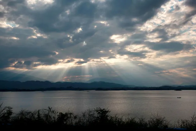 In this November 4, 2014 photo, the sun begins to set over the “Cerro de Oro” dam in Tuxtepec, Oaxaca state, Mexico. (Photo by Felix Marquez/AP Photo)