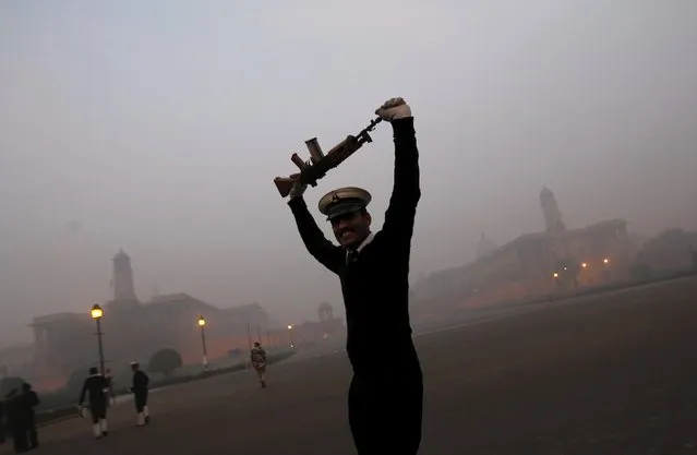 An Indian soldier exercises with a rifle during the rehearsal for the Republic Day parade on a foggy winter morning in New Delhi, India, January 6, 2016. India will celebrate its annual Republic Day on January 26. (Photo by Adnan Abidi/Reuters)