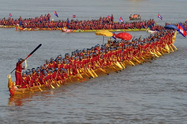The world's longest dragon boat carrying 179 rowers sail along the Mekong river during a ceremony in Prey Veng province on November 12, 2018. Cambodia won a place in the Guinness book of World Records on November 12 for building the 87.3 meters-long wooden dragon boat. (Photo by Tang Chhin Sothy/AFP Photo)