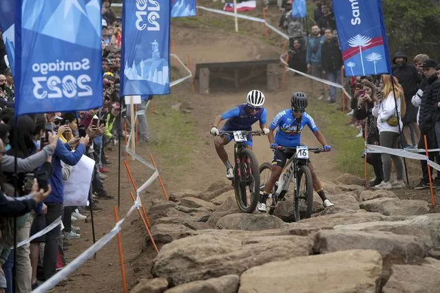 Guatemala's Florinda de Leon, left, and Colombia's Angie Lara, compete in the women's mountain bike cross-country final at the Pan American Games in Santiago, Chile, Saturday, October 21, 2023. The Games bring together Olympic hopefuls from 41 nations for the 16-day multi-sport event. (Photo by Dolores Ochoa/AP Photo)