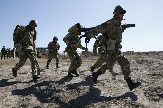 Newly mobilized Ukrainian paratroopers carry an anti-tank grenade launcher during a military drill near Zhytomyr April 9, 2015. (Photo by Valentyn Ogirenko/Reuters)