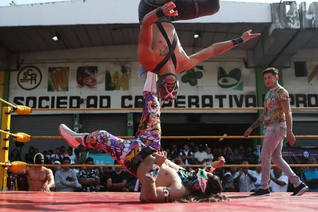 Mexican wrestlers engage in a “Lucha Libre” (wrestling bout) at the Central de Abastos wholesale market in Mexico City, Mexico on November 11, 2022. (Photo by Raquel Cunha/Reuters)