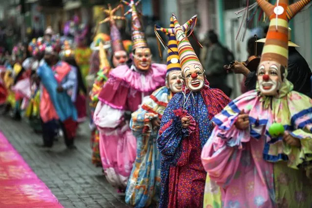 Thousands of people and inhabitants of the town of Teocelo, Mexican state of Veracruz dress up as clowns and parade to celebrate the Holy Burial of Christ on January 29, 2022. (Photo by Hector Adolfo Quintanar Perez/ZUMA Press Wire/Rex Features/Shutterstock)