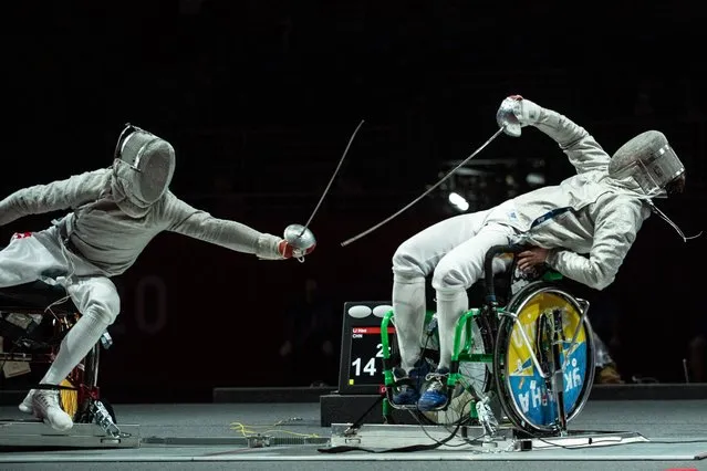 China's Li Hao (L) competes with Ukraine's Artem Manko during the men's sabre individual category A gold medal wheelchair fencing bout at the Tokyo 2020 Paralympic Games at the Makuhari Messe Hall in Chiba on August 25, 2021. (Photo by Philip Fong/AFP Photo)