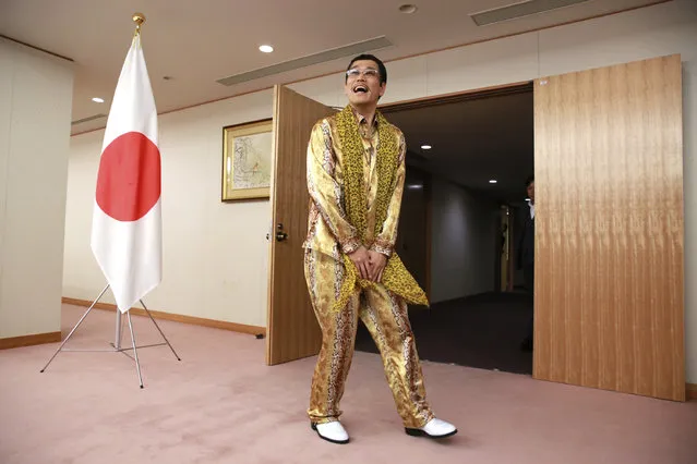 Japanese comedian Pikotaro greets journalists before meeting with  Japanese Foreign Minister Fumio Kishida at the ministry in Tokyo, Wednesday, July 12, 2017. Pikotaro, who has gained global fame with his “pen-pineapple-apple-pen” song, will debut at the United Nations with a new version of PPAP to promote sustainable development. (Photo by Eugene Hoshiko/AP Photo)