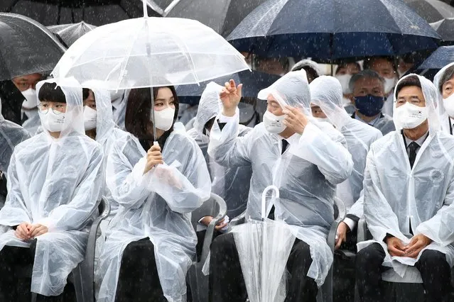 South Korean President Yoon Suk-yeol (centre R) and his wife Kim Keon-hee (centre L) attend a ceremony marking South Korea's Memorial Day at the National cemetery in Seoul on June 6, 2022. (Photo by Chung Sung-Jun/Pool via AFP Photo)