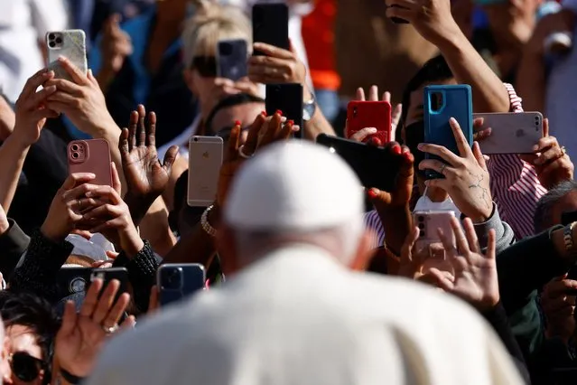 People watch as Pope Francis arrives to preside a mass at Commonwealth Stadium in Edmonton, Alberta, Canada on July 26, 2022. (Photo by Guglielmo Mangiapane/Reuters)
