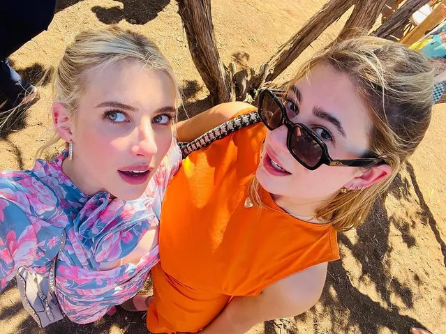 American actress Emma Roberts (L) snaps a selfie with her friend in the second decade of September 2022. (Photo by emmaroberts/Instagram)