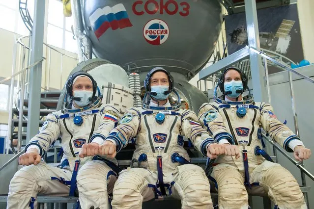 Cosmonauts of the Russian space agency Roscosmos Sergei Ryzhikov, Sergei Kud-Sverchkov and NASA astronaut Kathleen Rubins pose for a picture while undergoing tests ahead of their expedition to the International Space Station (ISS) at a training centre in Star City, Russia on September 23, 2020. (Photo by Andrey Shelepin/GCTC/Russian space agency Roscosmos/Handout via Reuters)