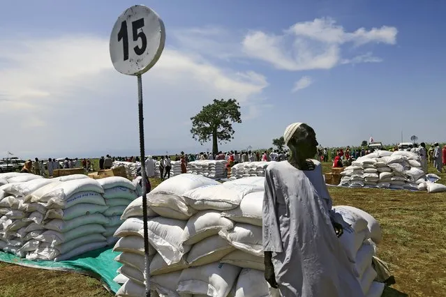 A man waits to receive food provided by the United Nations' World Food Programme (WFP) during a visit by a European Union delegation, at an Internally Displaced Persons (IDP) camp in Azaza, east of Ad Damazin, capital of Blue Nile state, Sudan October 21, 2015. (Photo by Mohamed Nureldin Abdallah/Reuters)