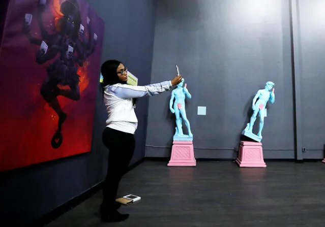 A guest poses during a VIP media preview ahead of the opening of The Museum of Selfies in Glendale, California, U.S., March 29, 2018. The newly opened Museum of Selfies in Glendale, California, explores the history and cultural impact of the selfie, which has roots dating back 40,000 years. Visitors can explore the origin of the selfie through the lens of art, history, technology, and popular culture. Or they can instead take yet more selfies using the venue’s interactive installations. (Photo by Mario Anzuoni/Reuters)