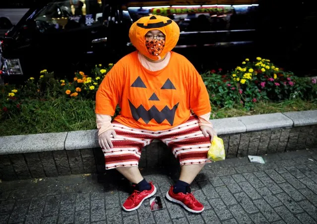 A reveller dressed in a costume takes a break on the street near Shibuya crossing during Halloween, amid the coronavirus disease (COVID-19) outbreak, in Tokyo, Japan on October 31, 2020. (Photo by Issei Kato/Reuters)