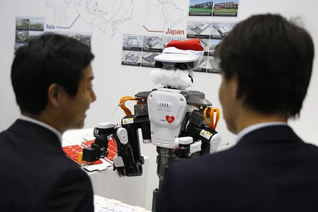 Visitors look at a Kawada Nextage robot at the International Robot Exhibition in Tokyo, Japan December 2, 2015. (Photo by Thomas Peter/Reuters)