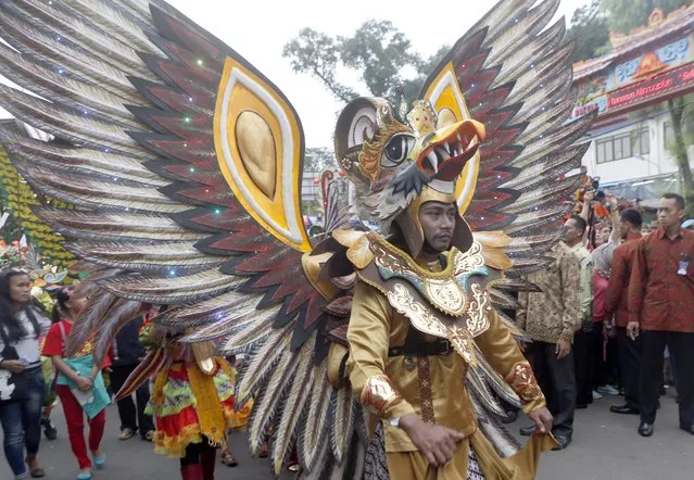 An Indonesian artist performs during the people's party and Chinese Cap Go Meh festival on a street in Bogor, Indonesia, 05 March 2015. Chinese-Indonesians across the country celebrate Cap Go Meh on the 15th day in the first month of the Chinese lunar New Year.  EPA/ADI WEDA